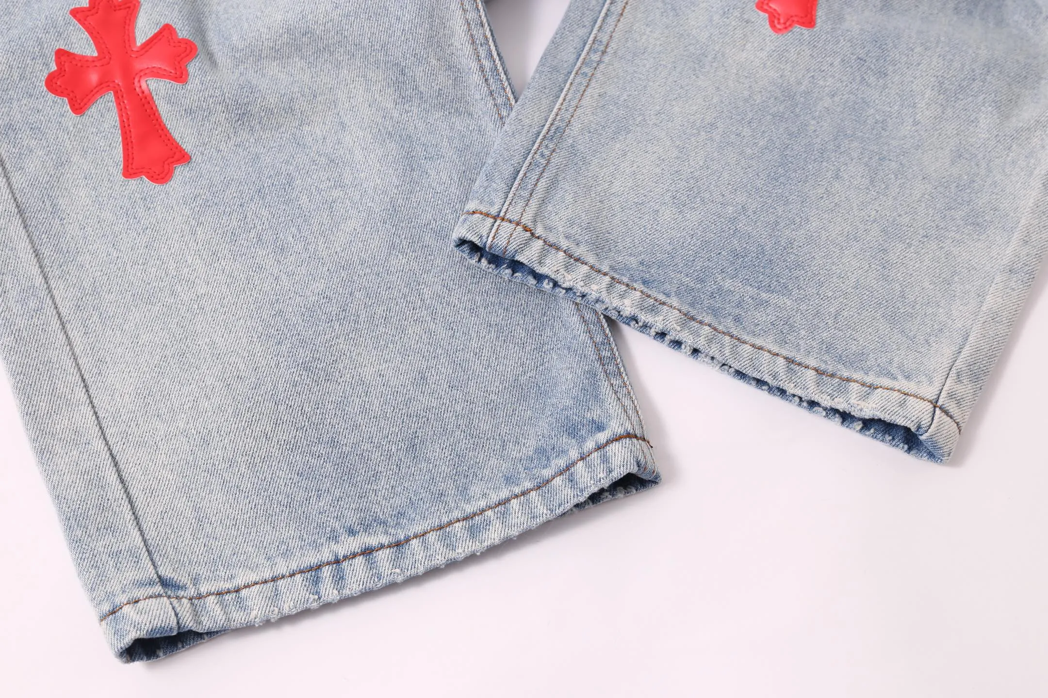 P240 Style number: H898 [Men's zipper style] Croxin & 𝐂𝐡𝐫𝐨𝐦𝐞 𝐇𝐞𝐚𝐫𝐭 ss25 new blue Miami red leather jeans. Styles with different wash textures are very friendly to people with thin legs. The slightly flared version perfectly modifies the leg shape. The timeless and moderate length makes it easy to match and match. It is the basis for various styles and is a must-have in your wardrobe! The fabric is stiff but also makes the upper body soft without losing texture. The washing process is even more perfect. It is a must-have item for everyone! ! ! Washed wheat, hang tag, pants label, three labels complete Color: blue Size: 30-32-34-36